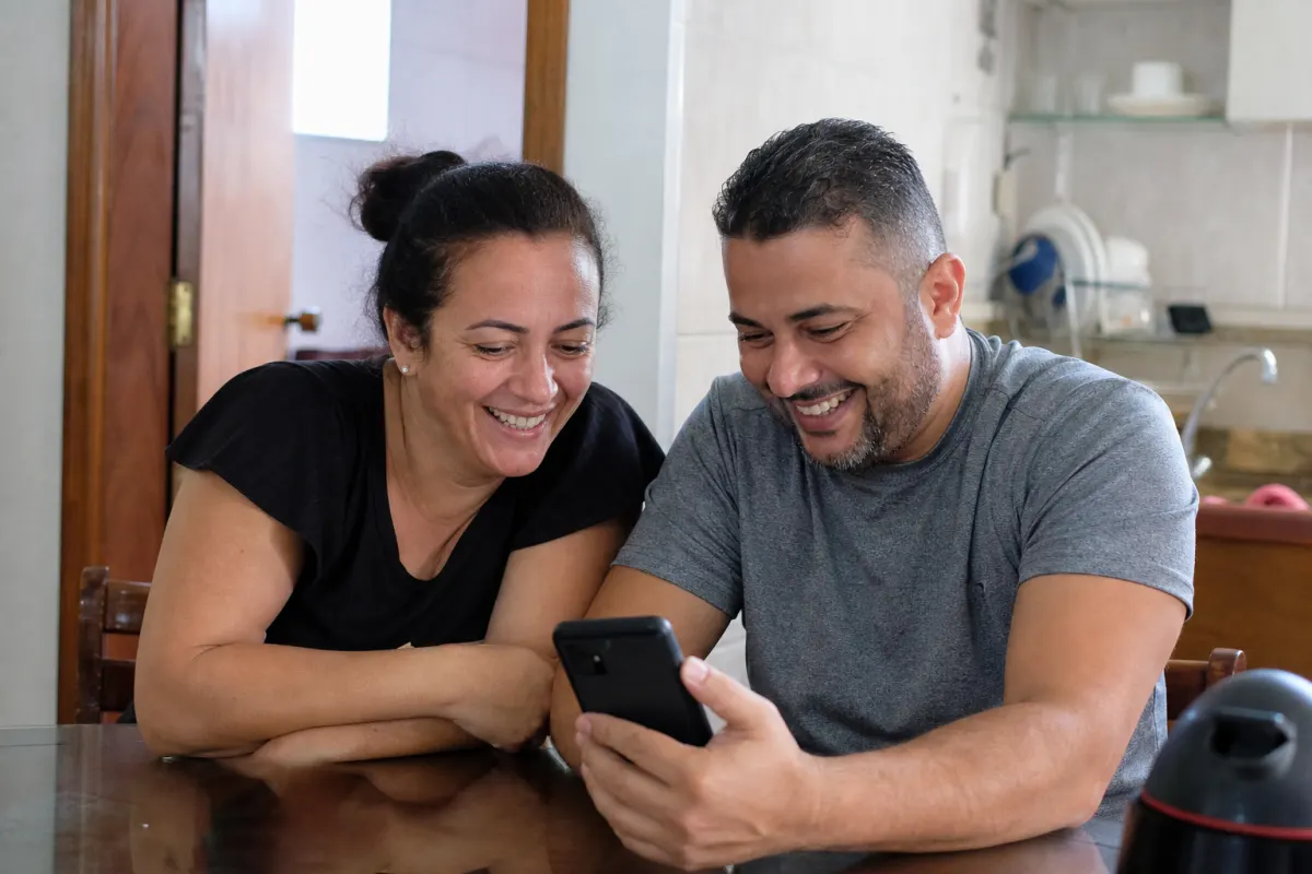 Foto ilustrativa: casal lendo comentários no Facebook