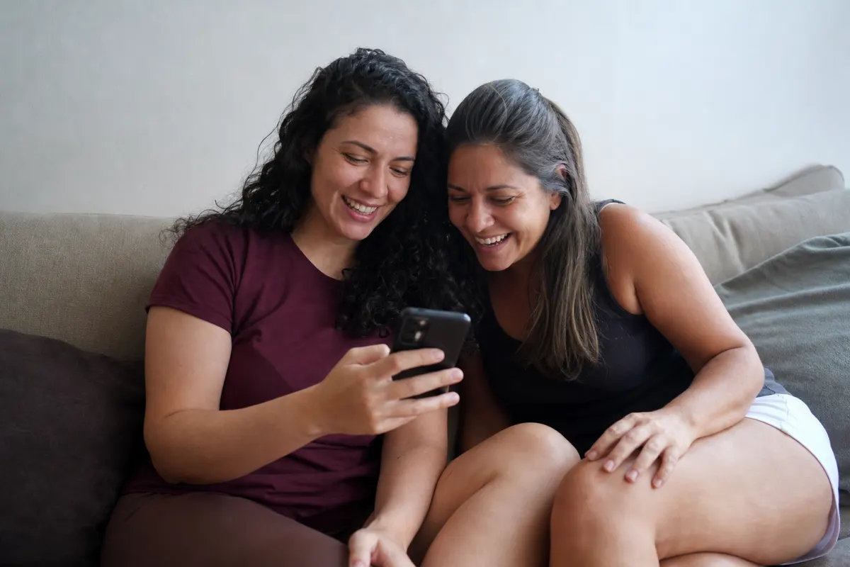 Foto ilustrativa: amigas lendo comentários no Instagram