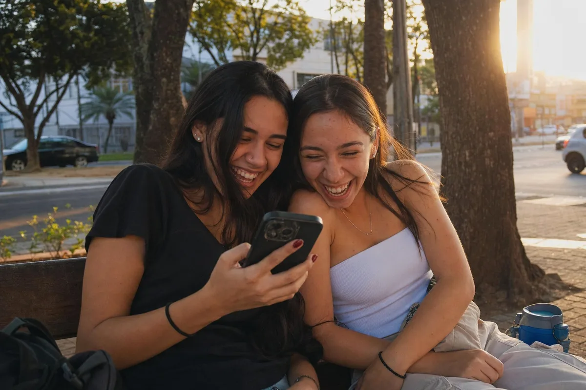 Foto ilustrativa: amigas lendo comentários no TikTok