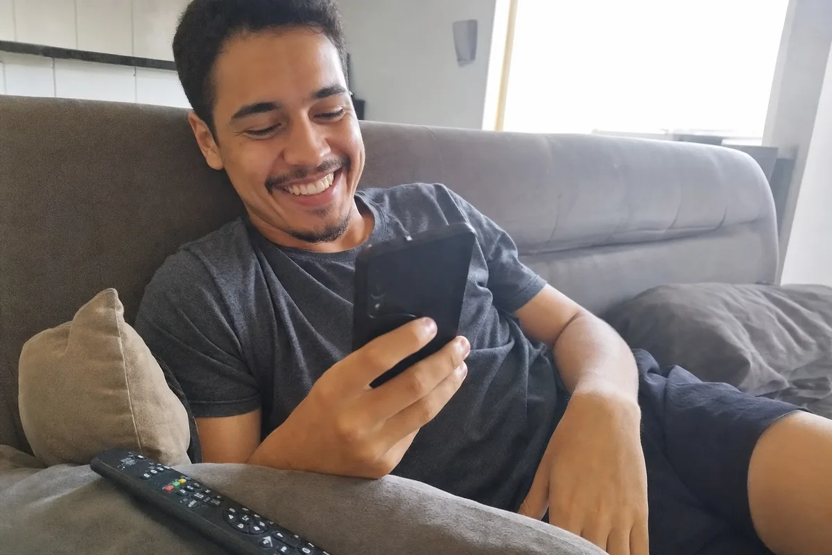 Foto ilustrativa: pessoa usando o TikTok no celular