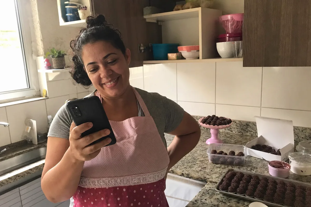 Foto ilustrativa: amigas vendo um vídeo no TikTok