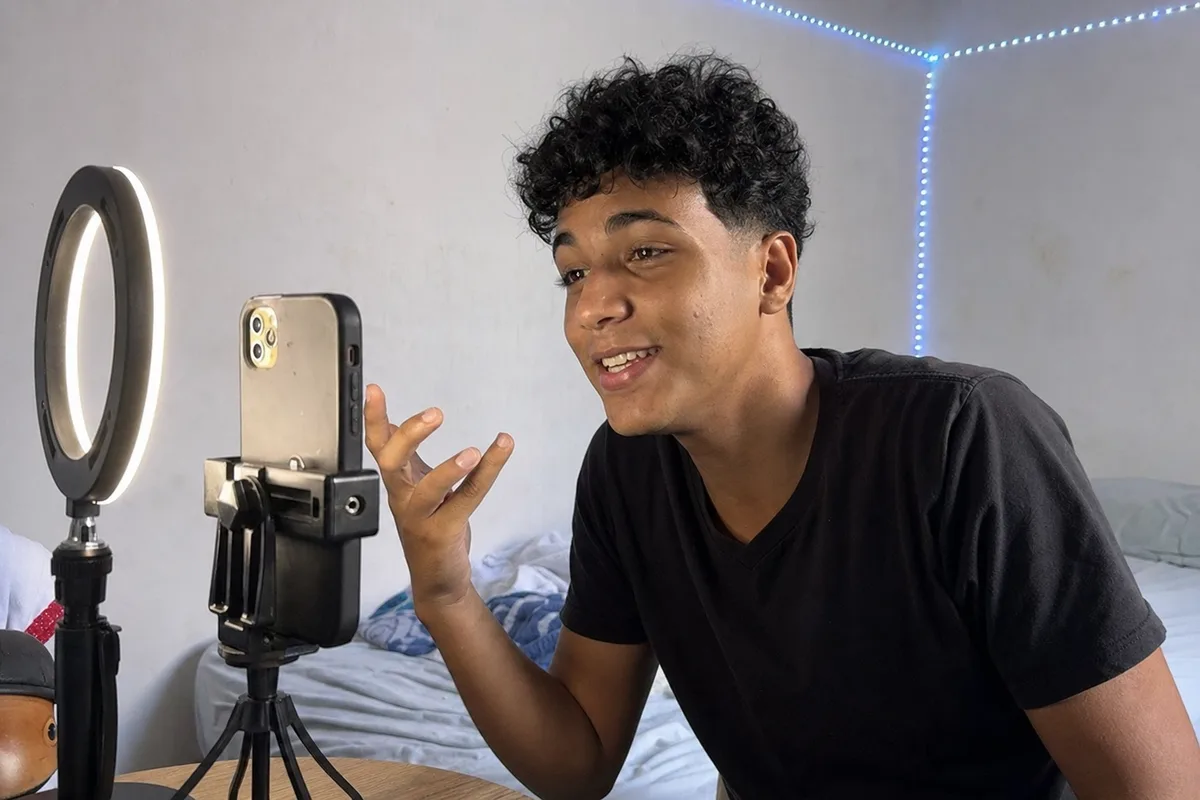 Foto ilustrativa: pessoa gravando vídeo para o TikTok