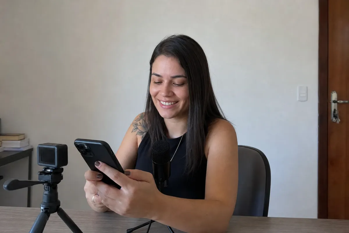Foto ilustrativa: criadora lendo os comentários do canal no celular