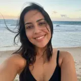 Moça sorrindo na praia