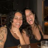 Amigas sorrindo para a câmera