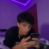 Adolescente editando vídeo no celular