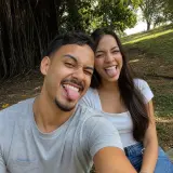 Casal gravando vídeo no parque