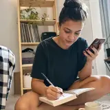 Pessoa salvando um vídeo no celular