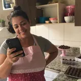 Amigas vendo um vídeo no TikTok
