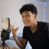 Pessoa gravando vídeo com o celular